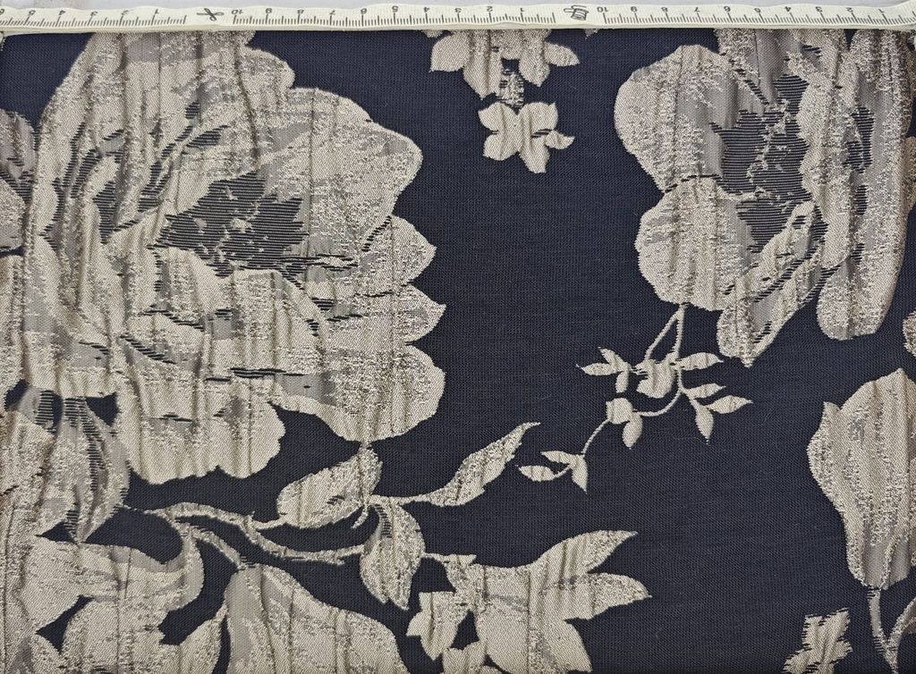 Brocado negro flor beige