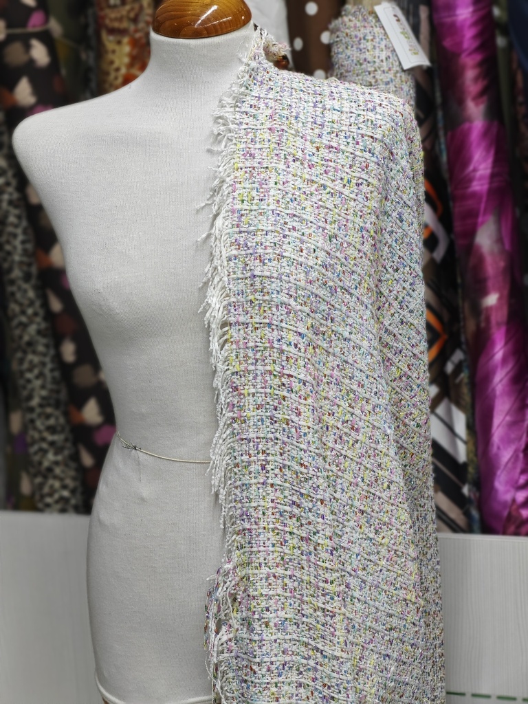 Chanel blanco con hilos multicolor