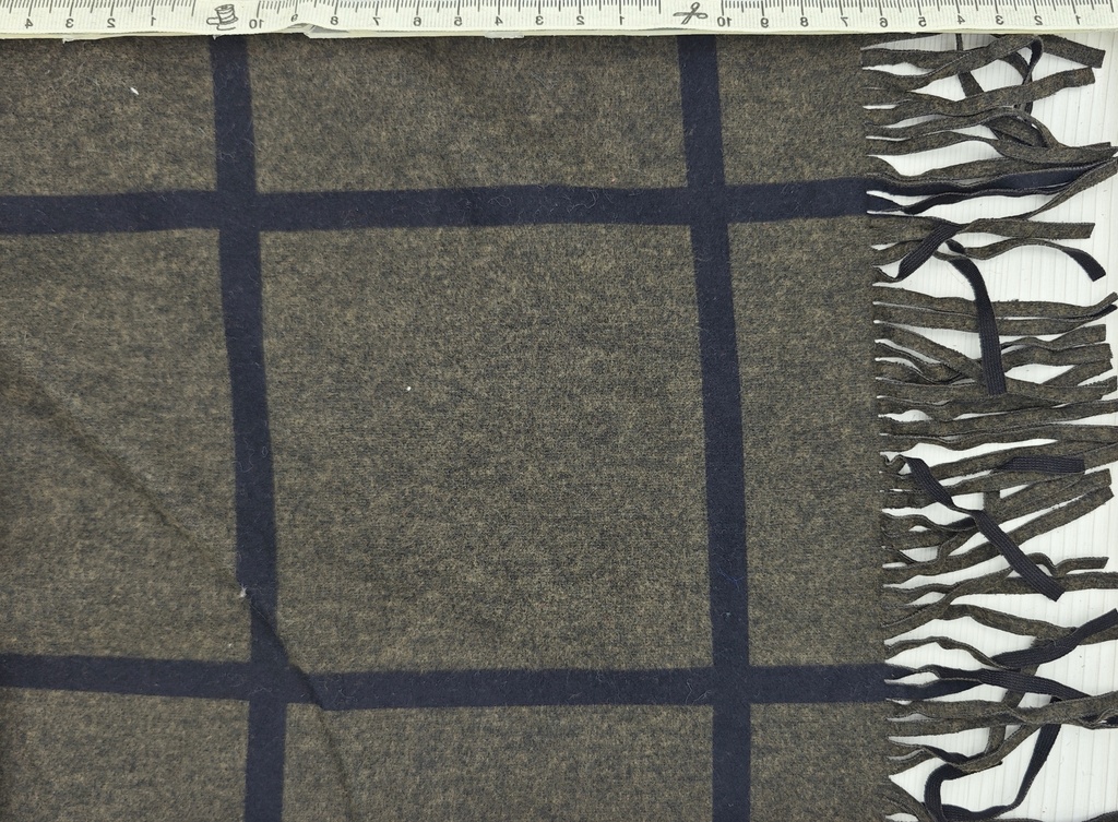 Punto poncho flecos cuadros verde musgo negro