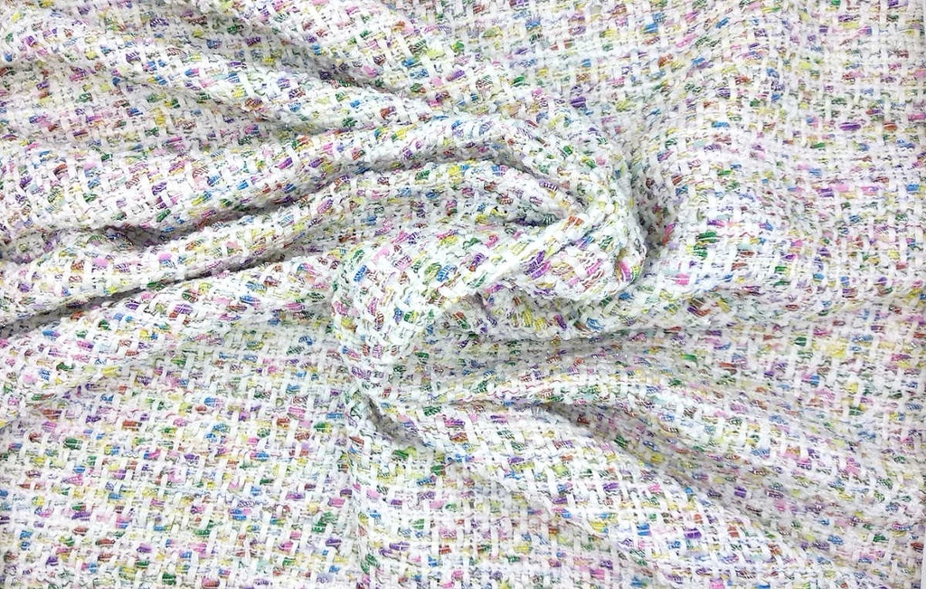 Chanel blanco con hilos multicolor