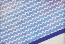 [Mantelería Turia] Mantelería zigzag celeste lila